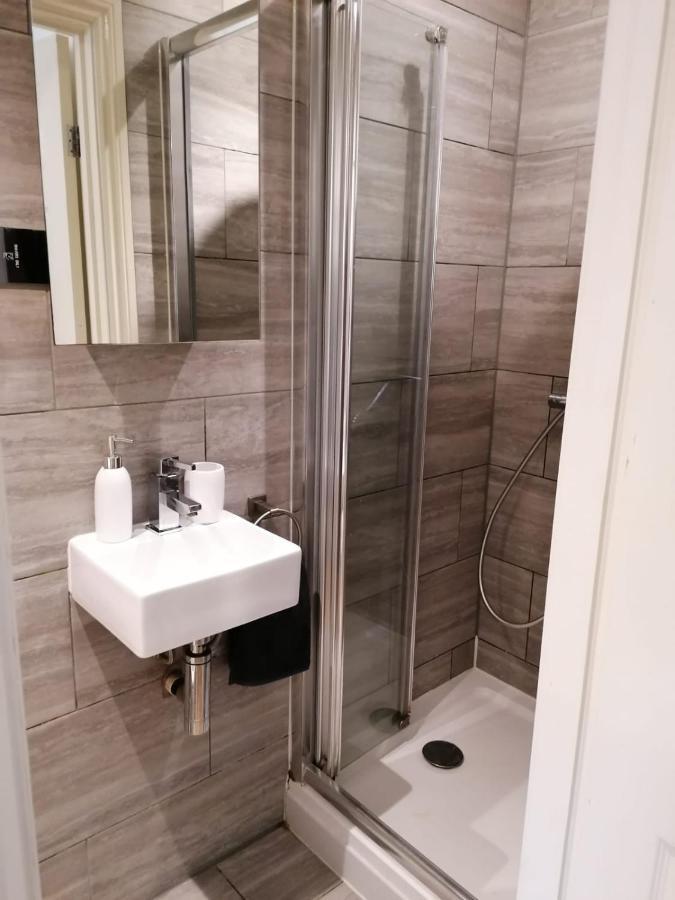 6 Bed House 3 Bathrooms Good Transport Links To London, Free Parking Экстерьер фото