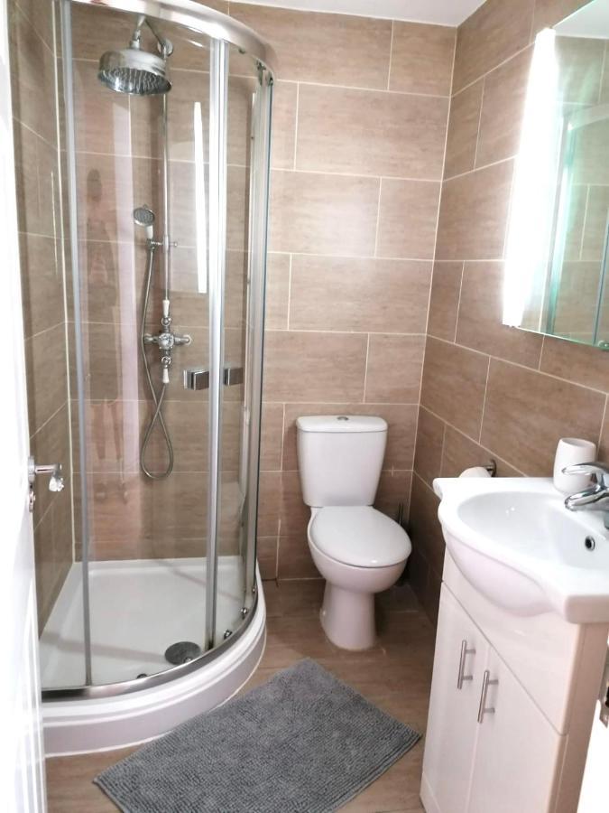 6 Bed House 3 Bathrooms Good Transport Links To London, Free Parking Экстерьер фото
