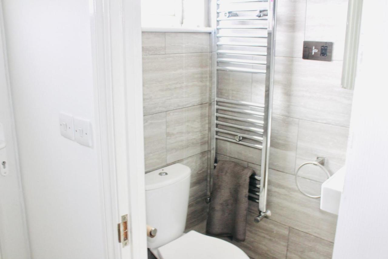 6 Bed House 3 Bathrooms Good Transport Links To London, Free Parking Экстерьер фото