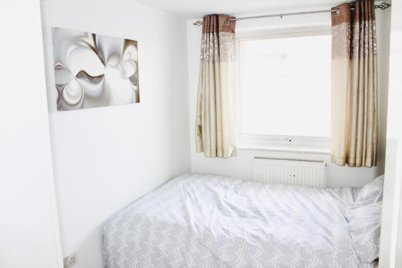 6 Bed House 3 Bathrooms Good Transport Links To London, Free Parking Экстерьер фото