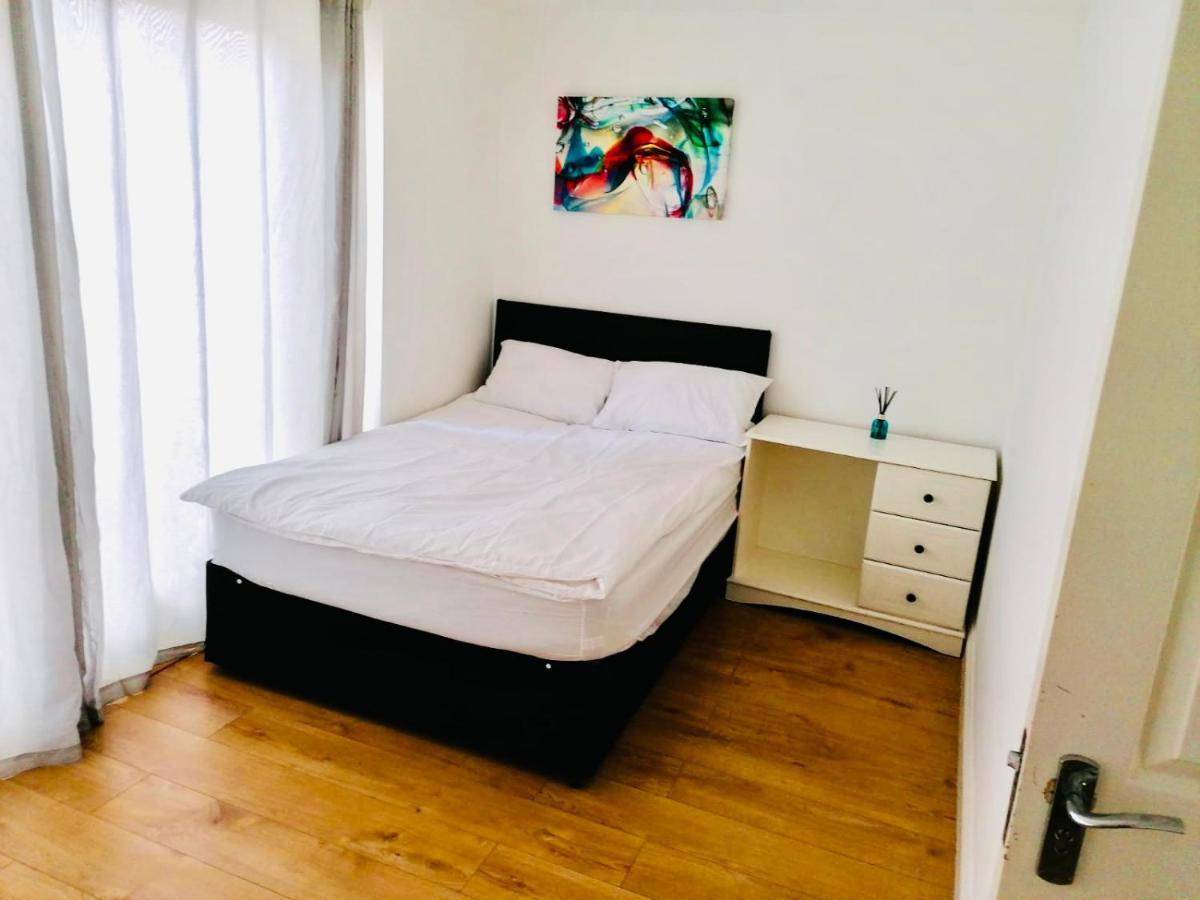 6 Bed House 3 Bathrooms Good Transport Links To London, Free Parking Экстерьер фото