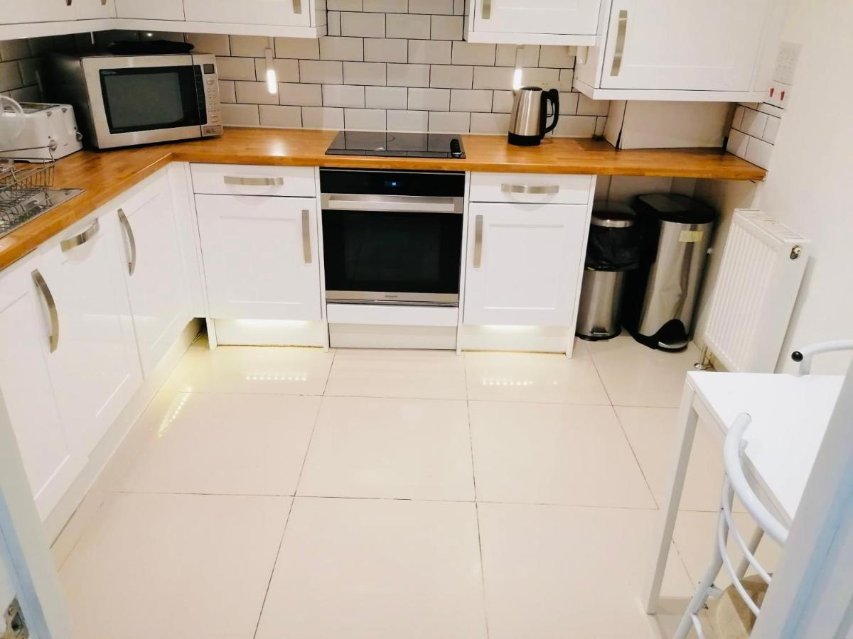 6 Bed House 3 Bathrooms Good Transport Links To London, Free Parking Экстерьер фото