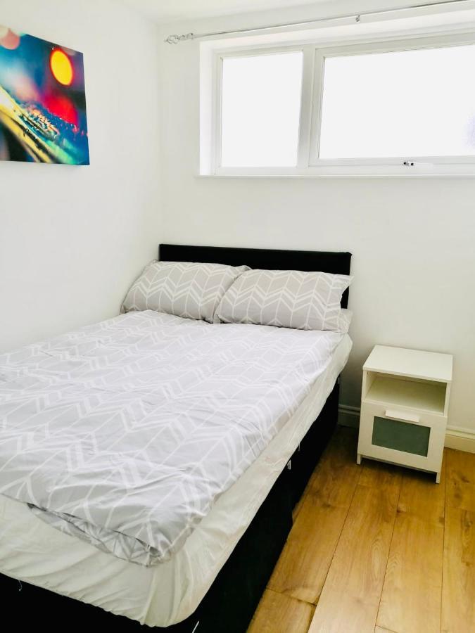 6 Bed House 3 Bathrooms Good Transport Links To London, Free Parking Экстерьер фото