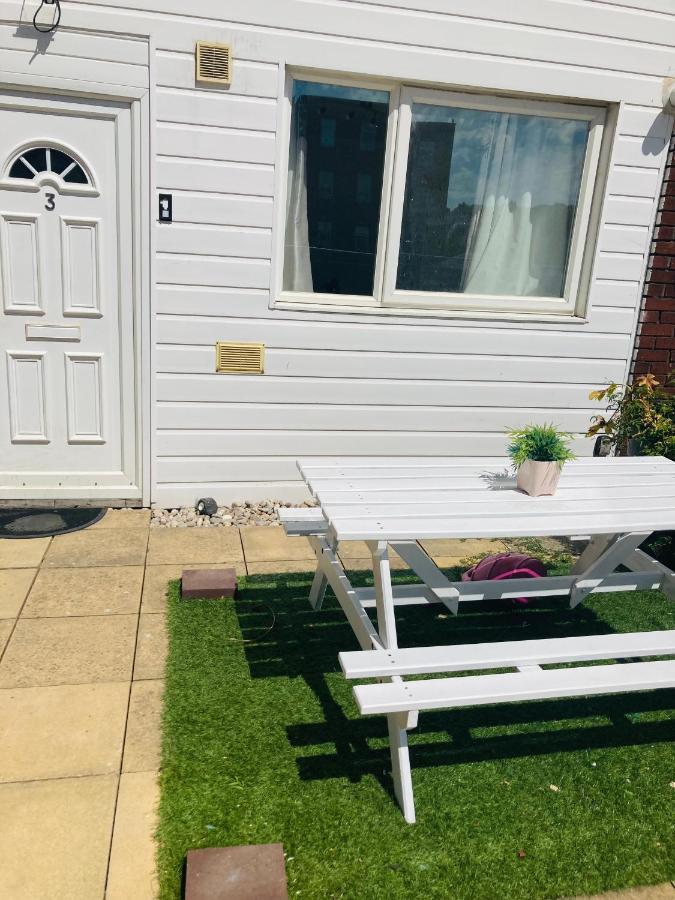 6 Bed House 3 Bathrooms Good Transport Links To London, Free Parking Экстерьер фото