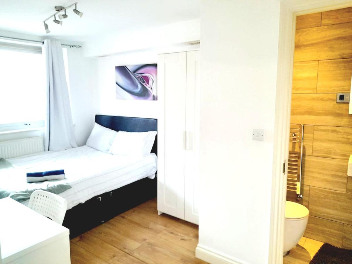 6 Bed House 3 Bathrooms Good Transport Links To London, Free Parking Экстерьер фото